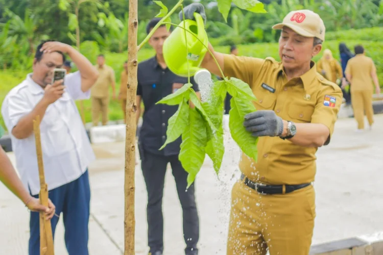 Kolaborasi Pemkot Bogor dan Insan Pers Tanam Puluhan Pohon di Ujung Jalan R3 Katulampa