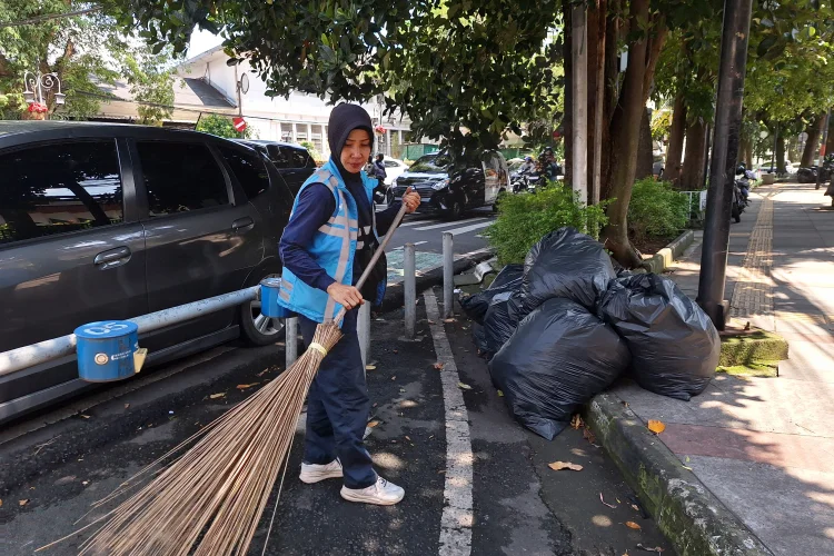 DLH Kota Bandung Prioritaskan Keselamatan Petugas Kebersihan Saat Malam Tahun Baru