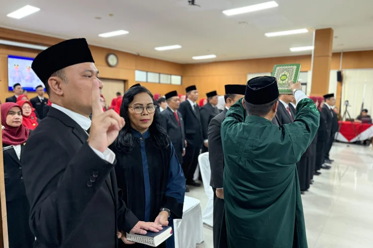 Tutup Kekosongan Jabatan, Wali Kota Cimahi Lantik 6 Kepala Dinas dan 36 Kepala Sekolah