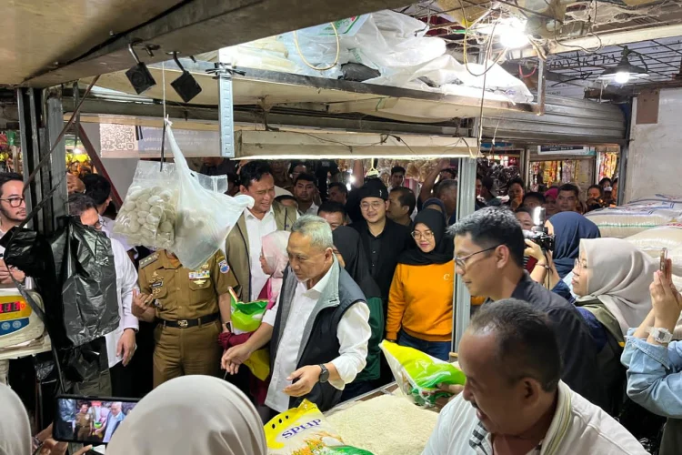 Tinjau Pasar Atas Cimahi, Menko Pangan Klaim Sebagian Komoditas Pangan Turun