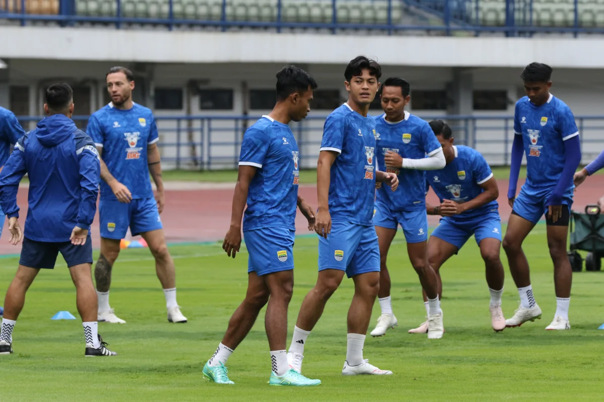 FOTO: Uji Lapangan Persib Jelang Menghadapi PSBS Biak