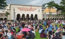 Ribuan Wisatawan Padati Kawasan Asia Afrika Bandung di Hari Kedua Awal 2026