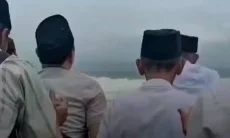 Setelah Prambanan, Aksi Shalawat di Pinggir Laut Viral dan Picu Perdebatan Warganet