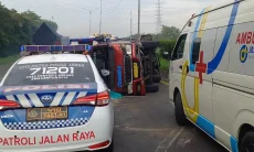 Elf Terbalik di Tol Padaleunyi KM 152, Sopir Tewas