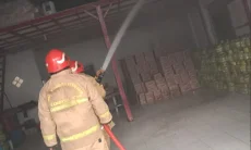 Damkar Kabupaten Bogor Cuma Butuh 37 Menit Padamkan Kebakaran Gudang Kasur di Cileungsi