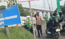 Kereta Commuter Bandung Raya Mogok di Perlintasan KBB, Bikin Arus Lalu Lintas Macet Parah