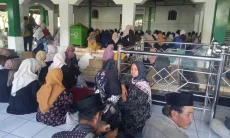 Lawan Banjir Rob yang Kian Ganas, Warga Desa Ambulu Cirebon Gelar Ritual dan Doa 