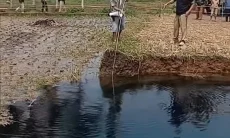 Dipercaya Punya Khasiat, Warga Berbondong-bondong Ambil Air Sinkhole di Limapuluh Kota