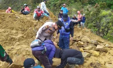 Polsek Cisurupan Bareng TNI dan Warga Evakuasi Longsor di Kawah Papandayan Garut