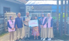 Dukung Usaha Penjual Gorengan, Srikandi dan YBM PLN UP3 Tasikmalaya Berikan Bantuan Gerobak