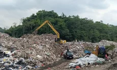 Menangani Sampah dengan Mesin Uzur, DLH Kabupaten Cirebon Terus Menanti Bantuan Beko Baru