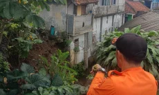 Tebingan di Kampung Pancasan Alami Dua Kali Longsor, Puing-puing Tutupi Anak Sungai Cikaret 