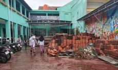 Sisa Material Renovasi Menumpuk di Lapangan SDN Mandiri 1, Ruang Gerak Anak Terbatas