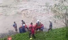 Asik Memancing, 3 Orang Survivor Terjebak Derasnya Air Sungai Cipamingkis