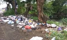 Bau Menyengat dan Jalan Licin, TPS Liar di Astanajapura Resahkan Pengguna Jalan
