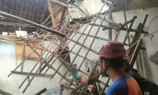 Atap Rumah di Tengah Kota Ambruk Akibat Diterpa Hujan Deras