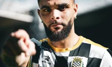 Gaya Modis Layvin Kurzawa Tiba di Bandung, Bintang Baru Persib Siap Guncang Liga 1