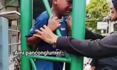 Viral Bocah Terjebak di Tiang Gapura, Warga Berjibaku Lakukan Evakuasi