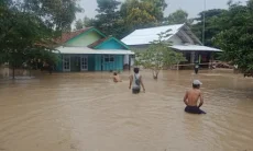 Banjir Masih Rendam Karangligar, Ribuan Warga Mengungsi dan Rumah Dijaga Polisi