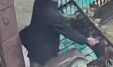 Aksi Nekat Pencuri Pagar Besi Terekam CCTV di Cipayung, Beraksi Saat Hujan Deras