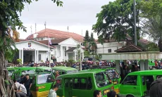 Tolak Pemusnahan Angkot Tua, Ratusan Sopir dan Pemilik Angkot Ontrog Balai Kota Bogor