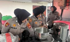 Di Tengah Banjir Karawang, Polisi Hadir Menjaga Asa Warga