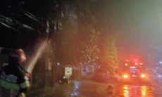Tiang Listrik di Jalan Siliwangi Terbakar Saat Hujan Gerimis
