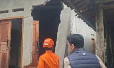Tiga Rumah di Puncak Bogor Rusak akibat Hujan dan Angin Kencang