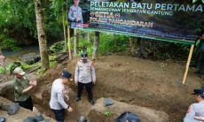 Polisi Bangun Jembatan Akses bagi 400 Pelajar dan Warga di Pangandaran