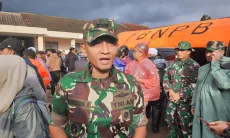 Personel Gabungan TNI dan Masyarakat Gencar Cari Puluhan Korban Longsor di Cisarua 
