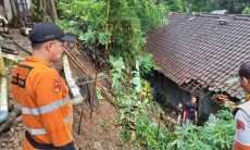Material Longsor di Jalan Situ Beureum Tutup Jalan Setapak Warga