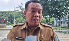 Buka Material Longsor Cisarua, Damkarmatan Kota Bandung Semprotkan Air Tekanan Tinggi