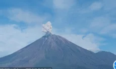 Gunung Semeru Erupsi dengan Tinggi Letusan 700 Meter