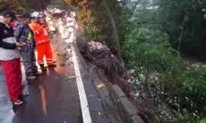 Jalan Raya Cilebut Longsor dan Material Timbun Rumah Warga