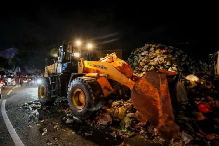 Gercep, DLH Kota Bandung Angkut 95 Meter Kubik Sampah Tahun Baru Sebelum Subuh