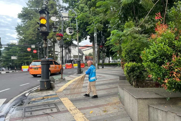 Tini Yuliantini Jadi Sosok Tangguh di Balik Bersihnya Kota Bandung Usai Tahun Baru