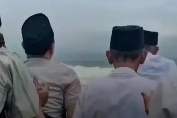 Setelah Prambanan, Aksi Shalawat di Pinggir Laut Viral dan Picu Perdebatan Warganet