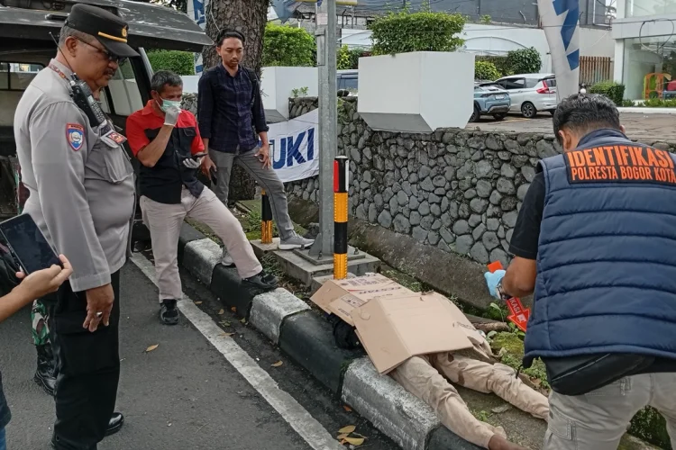 Mayat ODGJ di Trotoar Depan Suzuki Tajur Gegerkan Warga Wangun