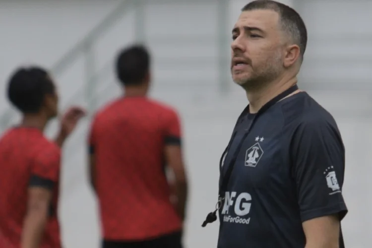 Marcos Reina Sebut Penalti Biang Kekalahan Persik 0-3 dari Persib Bandung