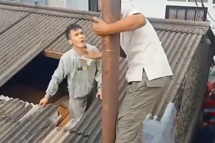 Viral Terduga Maling Motor Ditangkap Usai Naik Genteng Rumah Warga
