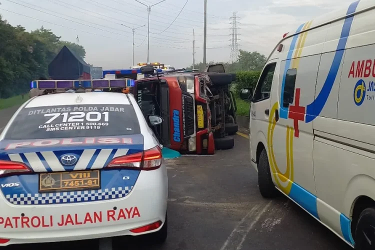 Elf Terbalik di Tol Padaleunyi KM 152, Sopir Tewas