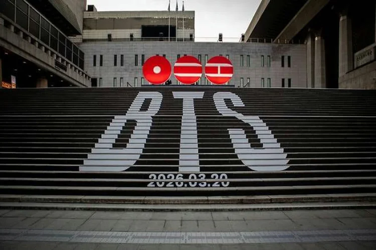 BTS Hiasi Sejong Center dengan Logo Merah Misterius Jelang Comeback Grup 20 Maret Mendatang