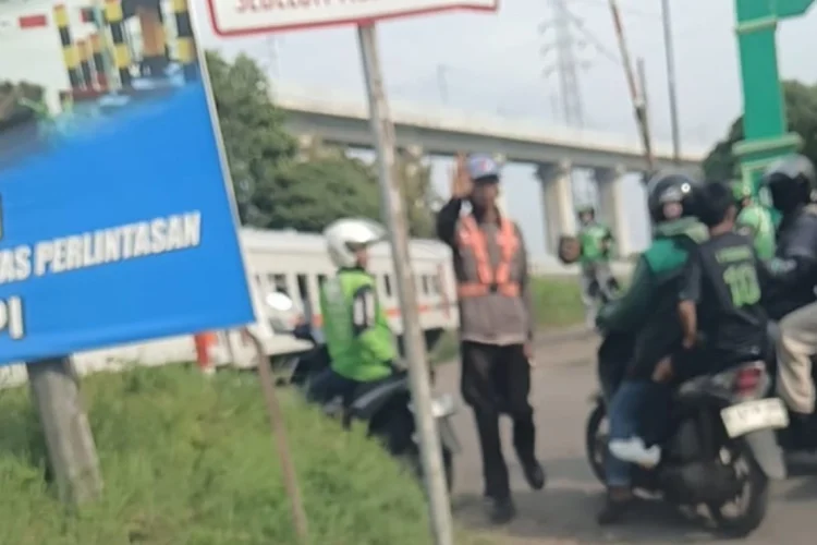 Kereta Commuter Bandung Raya Mogok di Perlintasan KBB, Bikin Arus Lalu Lintas Macet Parah