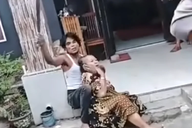 Dramatis! Terduga Pencuri Menyandera Ibu-Ibu dengan Parang di Kotapinang