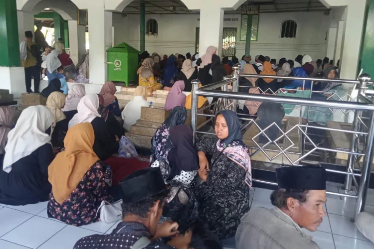 Lawan Banjir Rob yang Kian Ganas, Warga Desa Ambulu Cirebon Gelar Ritual dan Doa 