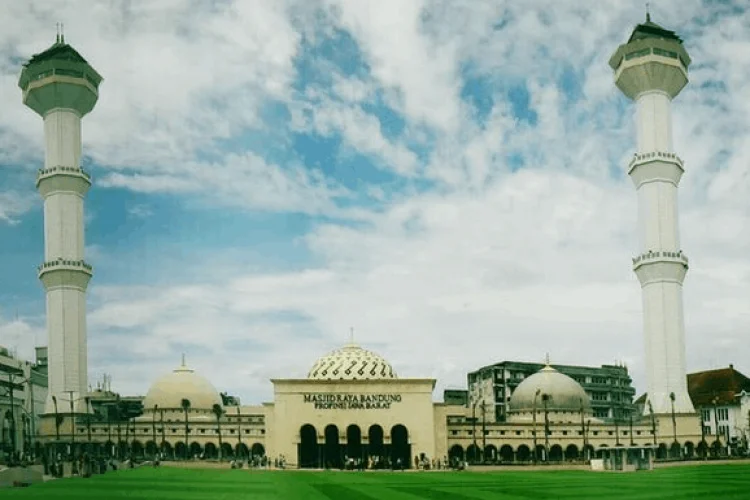 Sejarah Dua Menara Masjid Raya Bandung Jadi Ikon Penjaga Iman di Jantung Kota