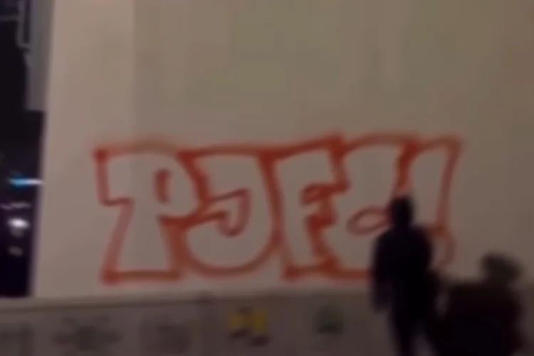 Coretan Bertuliskan “PJFC” Muncul di Jembatan Layang Pasupati, Aksi Vandalisme Tuai Kecaman Warganet