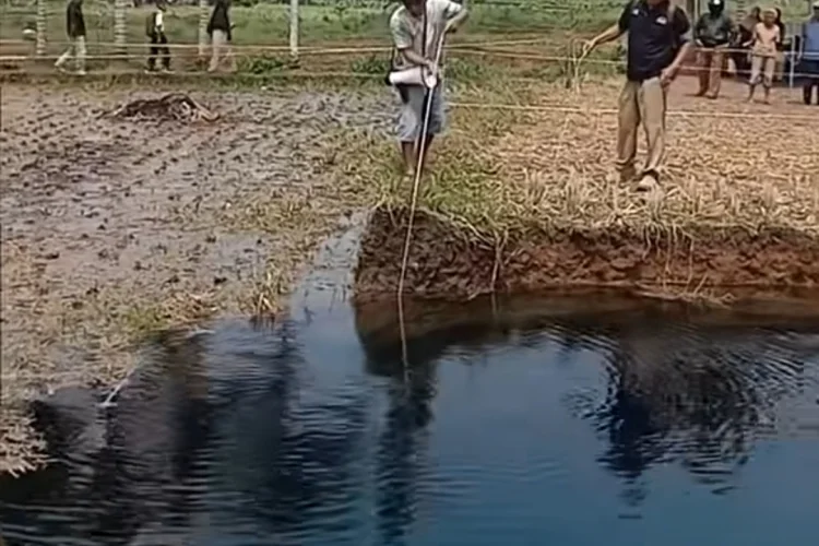 Dipercaya Punya Khasiat, Warga Berbondong-bondong Ambil Air Sinkhole di Limapuluh Kota