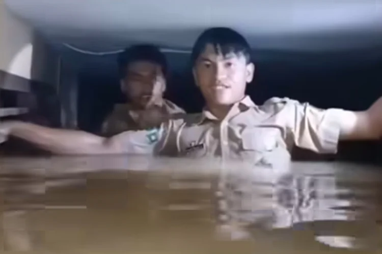 Banjir Parah Rendam SMU 1 Sekayam Sanggau, Ketinggian Air Nyaris Tutupi Gedung Sekolah