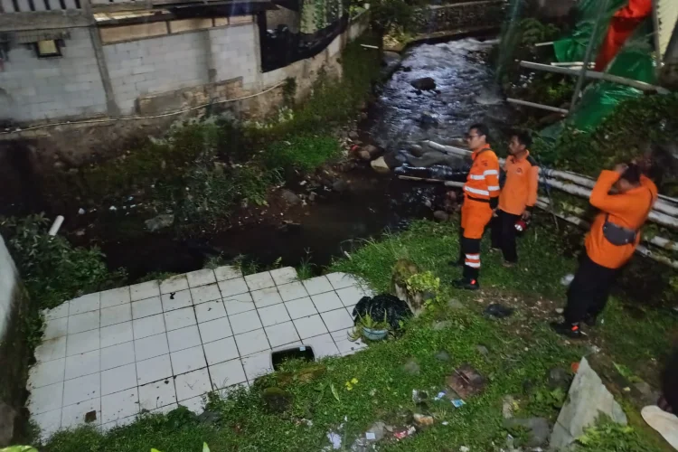 Terkikis Sungai Cipakancilan, Tebingan 4 Meter Longsor dan Mengancam Rumah Warga